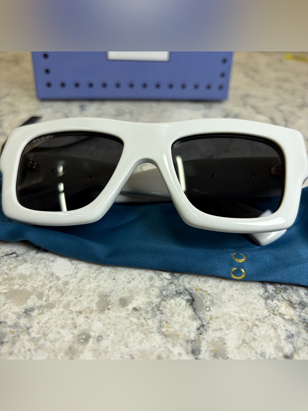 Gucci White Frame Sunglasses with Gold Logo and Black Lenses - Picture 4 of 4